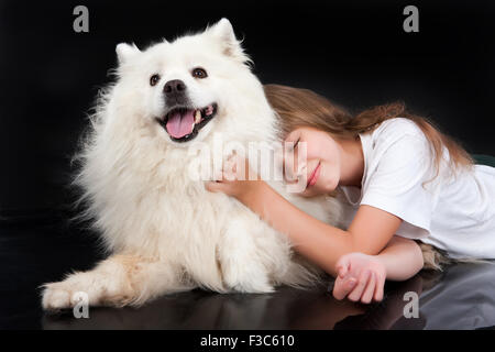 Le ragazze del cane bambino animali piccoli animali di razza pura femmina amicizia di infanzia persona la felicità di colore giocando caucasian close-up Foto Stock