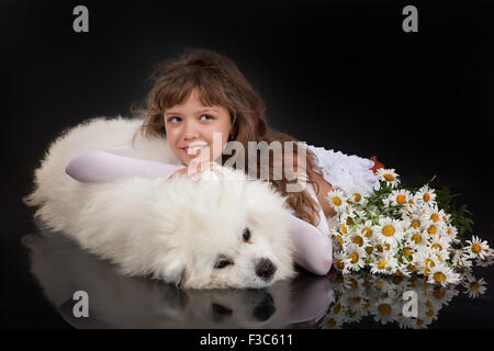 Le ragazze del cane bambino animali piccoli animali di razza pura femmina amicizia di infanzia persona la felicità di colore giocando caucasian close-up Foto Stock