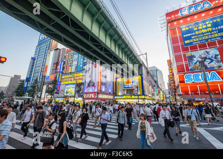 Strada trafficata in Akihabara conosciuta come città elettrica o geek comune di vendita basato su Manga giochi e video a Tokyo Giappone Foto Stock