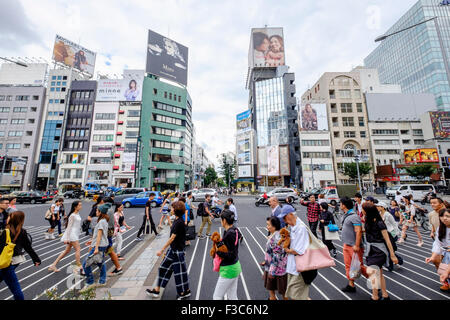 Occupato attraversamento pedonale alla moda quartiere di Omotesando a Tokyo Giappone Foto Stock