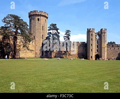 Vista del castello medievale torre e gatehouse dal di dentro i giardini del castello di Warwick, Warwickshire, Inghilterra, Regno Unito, Europa. Foto Stock