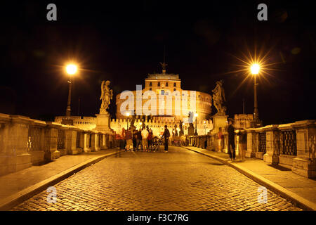 Ponte Sant'Angelo che conduce attraverso il fiume Tevere a Castel Sant'Angelo in Vaticano. Foto Stock