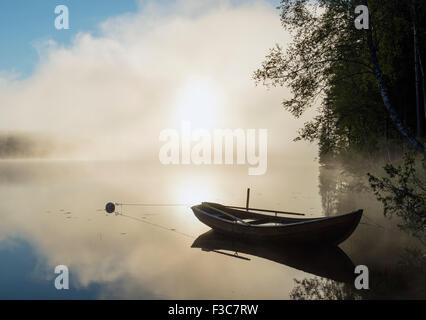 Barca nella luce del mattino Foto Stock