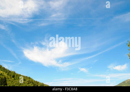 Luce Cirrus nuvole nel cielo blu fotografato in Tirol, Austria in estate Foto Stock