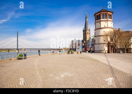 Persone che passeggiano su Burgplatz in Dusseldorf Germania Foto Stock