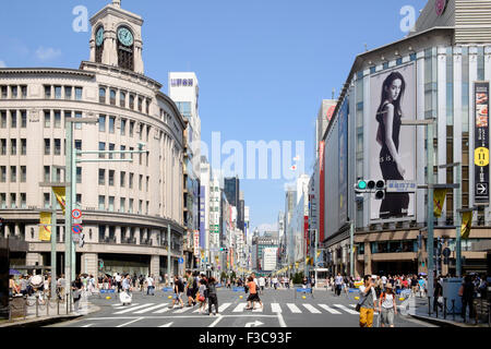 Strada trafficata nel lussuoso quartiere dello shopping di Ginza a Tokyo Giappone Foto Stock