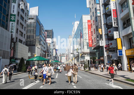 Occupato strada pedonale nel lussuoso quartiere dello shopping di Ginza a Tokyo Giappone Foto Stock