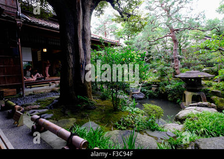 Nomura Samurai Family House garden nel quartiere Nagamachi di Kanazawa Giappone Foto Stock