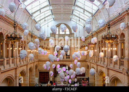 L'installazione di Floating Heads di Sophie Cave presso la galleria d'arte e il museo di Kelvingrove a Glasgow, Scozia, regno unito Foto Stock