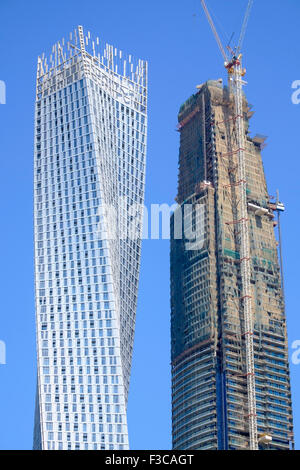 Dettaglio dei due grattacieli, con uno in costruzione, nel quartiere di Marina di Dubai Emirati Arabi Uniti Foto Stock