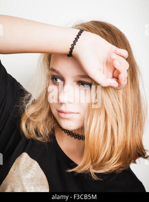 Bella bionda caucasica ragazza adolescente. Ritratto in studio su sfondo bianco con ombra morbida Foto Stock