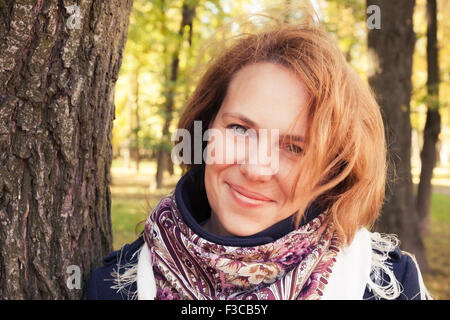 Outdoor ritratto di sorridente giovane donna caucasica nel tradizionale russo Pavloposadskie collo sciarpa Foto Stock