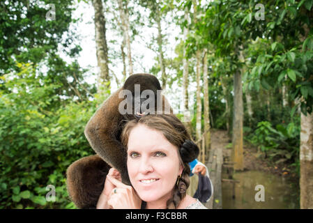 Lanosi scimmia sulla testa di un turista donna in Amazzonia vicino a Iquitos, Perù Foto Stock