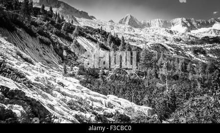 Un panorama alpino in un giorno di estate in Italia Foto Stock