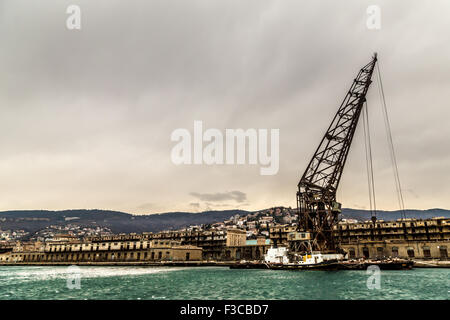 Il porto vecchio di Trieste, sulla soleggiata una sera d'estate Foto Stock