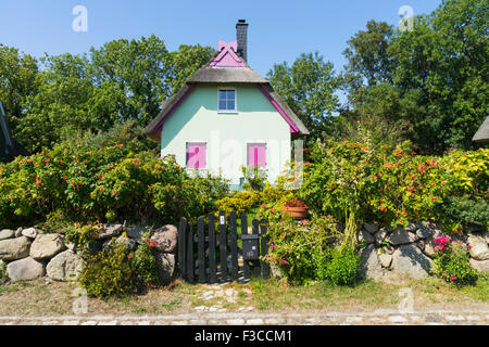 Casa colorati nel villaggio di Putgarten sulla penisola di Wittow vicino a Cape Arkona sull isola di Rügen Germania Foto Stock
