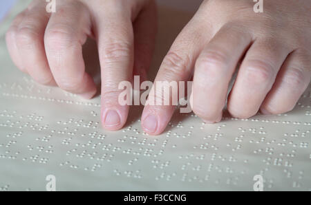 Donne cieche leggi libro scritto in Braille Foto Stock