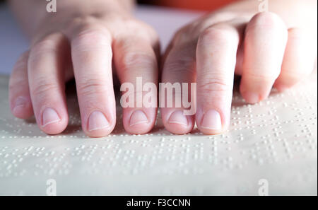 Donne cieche leggi libro scritto in Braille Foto Stock