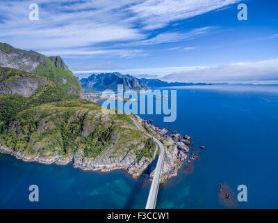 Vista aerea della panoramica strada costiera sulle Lofoten in Norvegia, sull isola di Moskenes vicino a Reine Foto Stock