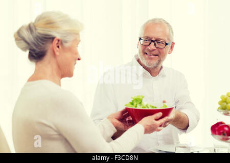 Sorridente coppia senior a cena a casa Foto Stock