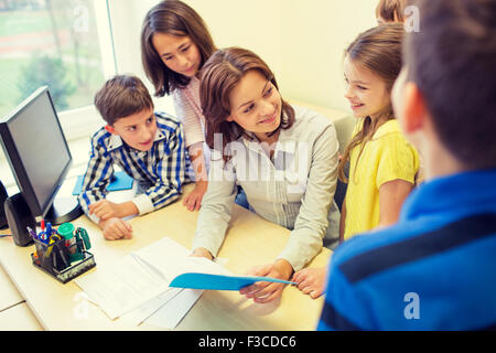 Un gruppo di ragazzi in età scolare con insegnante in classe Foto Stock