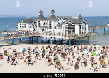 Vista del molo e molti Strandkorb tradizionali sedie a sdraio sulla spiaggia a Sellin resort di Rügen Isola , Germania Foto Stock