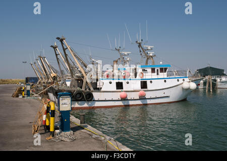 Barca da pesca in pila, del Parco del Delta del Po, provincia di Rovigo, regione Veneto, Italia Foto Stock