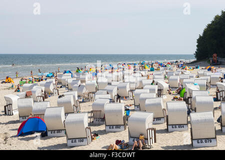 Molti Strandkorb tradizionali sedie a sdraio sulla spiaggia a Sellin resort di Rügen Isola , Meclemburgopomerania Occidentale, Germania Foto Stock