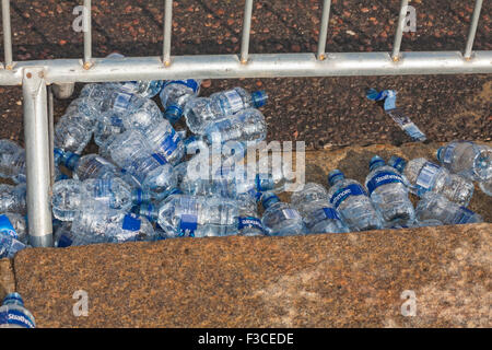 Scartato watter bottiglie da guide a Bournemouth Marathon Festival nel mese di ottobre Foto Stock