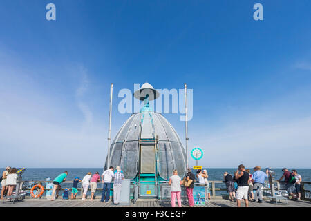 Immersioni subacquee in Gondola campana di osservazione sul molo a vendere su isola di Rügen in Germania Foto Stock