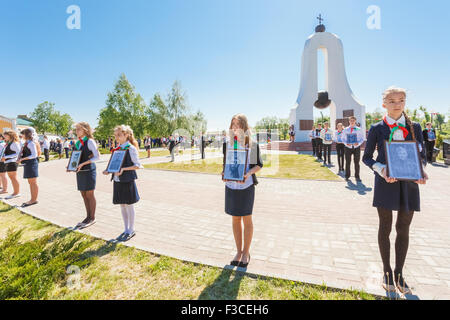 Dobrush (regione di Gomel), Bielorussia - 9 Maggio 2014: Non identificato gli scolari bielorusso sono su parade sono ritratti di contenimento di SOV Foto Stock