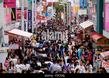 Molto affollata strada pedonale con i negozi Takeshita Street sulla trendy quartiere Harajuku di Tokyo Giappone Foto Stock