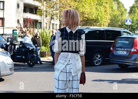 Blogger Samantha Angelo che pone al di fuori della pista di Celine mostra durante la settimana della moda di Parigi - Ott 4, 2015 - Foto: Pista Manhattan/Celine Gaille ***per solo uso editoriale*** Mindesthonorar 50,- EUR / tassa minima 50,- EUR/picture alliance Foto Stock