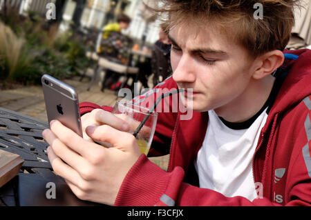 Giovane maschio adolescente utilizzando il telefono cellulare Foto Stock