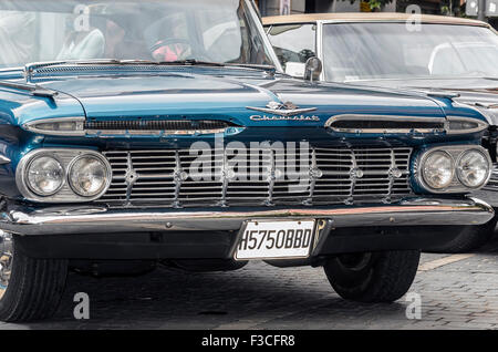 A Torrejon de Ardoz, Spagna. 3 Ottobre, 2015. Riunione di classic american cars, durante le feste patronali, dalle strade di Torrejon de Ardoz, il 3 ottobre 2015. Vista frontale di auto blu, Chevrolet Impala del 1959. Credito: Russet apple/Alamy Live News Foto Stock