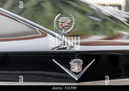 A Torrejon de Ardoz, Spagna. 3 Ottobre, 2015. Riunione di classic american cars, durante le feste patronali, dalle strade di Torrejon de Ardoz, il 3 ottobre 2015. Cadillac logo, su Sedan de Ville modello, del 1970. Credito: Russet apple/Alamy Live News Foto Stock