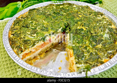 Celtico a torta con spinaci e pomodori in forma di lamina a bordo Foto Stock