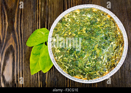 Celtico a torta con spinaci in forma di lamina a bordo Foto Stock