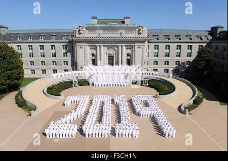 Il Guardiamarina in entrata noto come plebes stand in formazione per un 2019 foto di classe all'Accademia Navale degli Stati Uniti Luglio 20, 2015 in Annapolis, Maryland. Foto Stock