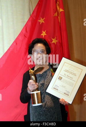 Pechino, Cina. 23 Sett 2011. File foto scattata il 7 settembre 23, 2011 mostra farmacologo cinese Tu Youyou in posa con il suo trofeo dopo aver vinto il Premio Lasker, un prestigioso premio negli Stati Uniti in New York, Stati Uniti. Della Cina di Tu Youyou, irlandese-nato William Campbell e il Giappone Satoshi Omura congiuntamente ha vinto il 2015 Premio Nobel per la medicina e la fisiologia, il gruppo Nobel in Svezia il Karolinska Institute ha annunciato il Lunedi. © Wang Chengyun/Xinhua/Alamy Live News Foto Stock