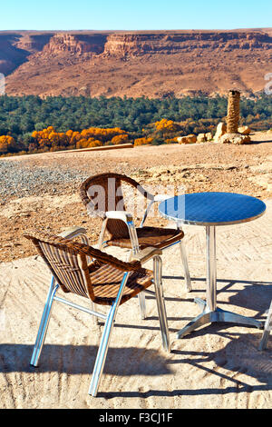 Nella valle del Marocco africa l'atlas montagna arida terra collina isolata Foto Stock