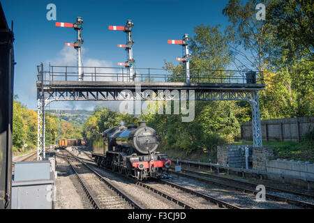 Il grande Marchese cottura a vapore sotto il recente segnale rilocato gantry a Grosmont, North Yorkshire. Foto Stock