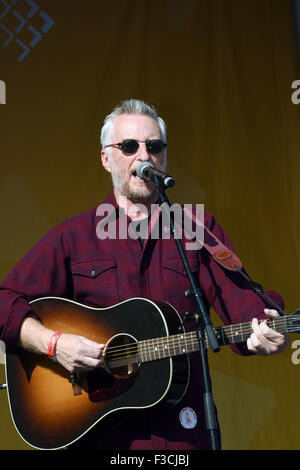 Manchester, Regno Unito. 4 Ottobre, 2015. Demo di austerità in Manchester.Billy Bragg cantante e ala sinistra militante cantare al Manchester austerità marzo. Domenica 4.10.15 Credito: Della Batchelor/Alamy Live News Foto Stock