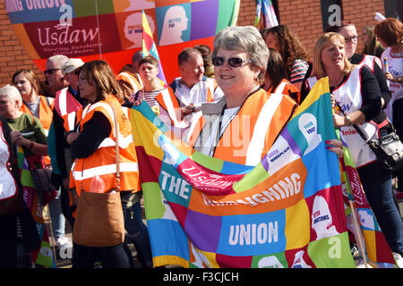 Manchester, Regno Unito. 4 Ottobre, 2015. Demo di austerità in Manchester.USDAW i delegati alla dimostrazione di austerità Manchester 4.10.14 Credito: Della Batchelor/Alamy Live News Foto Stock