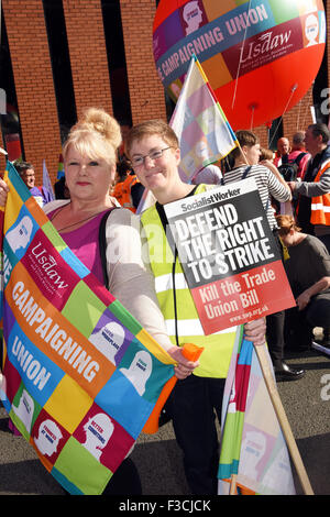 Manchester, Regno Unito. 4 Ottobre, 2015. Demo di austerità in Manchester.USDAW i delegati alla dimostrazione di austerità Manchester 4.10.15 Credito: Della Batchelor/Alamy Live News Foto Stock