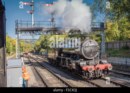 Il grande Marchese cottura a vapore sotto il recente segnale rilocato gantry a Grosmont, North Yorkshire. Foto Stock