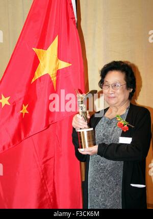 Pechino, Cina. 23 Sett 2011. File foto scattata il 7 settembre 23, 2011 mostra farmacologo cinese Tu Youyou in posa con il suo trofeo dopo aver vinto il Premio Lasker, una prestigiosa U.S. medical premio, in New York, Stati Uniti. Della Cina di Tu Youyou, irlandese-nato William Campbell e il Giappone Satoshi Omura congiuntamente ha vinto il 2015 Premio Nobel per la medicina e la fisiologia, il gruppo Nobel in Svezia il Karolinska Institute ha annunciato il Lunedi. Tu ha vinto la metà del premio per le sue scoperte riguardanti una nuova terapia contro la malaria. © Wang Chengyun/Xinhua/Alamy Live News Foto Stock