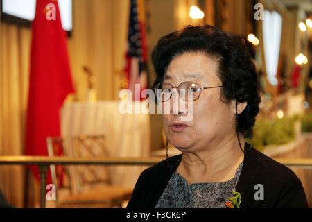 Pechino, Cina. 23 Sett 2011. File foto scattata il 7 settembre 23, 2011 mostra farmacologo cinese Tu Youyou parlando ai media dopo aver vinto il Premio Lasker, una prestigiosa U.S. medical premio, in New York, Stati Uniti. Della Cina di Tu Youyou, irlandese-nato William Campbell e il Giappone Satoshi Omura congiuntamente ha vinto il 2015 Premio Nobel per la medicina e la fisiologia, il gruppo Nobel in Svezia il Karolinska Institute ha annunciato il Lunedi. Tu ha vinto la metà del premio per le sue scoperte riguardanti una nuova terapia contro la malaria. © Wang Chengyun/Xinhua/Alamy Live News Foto Stock