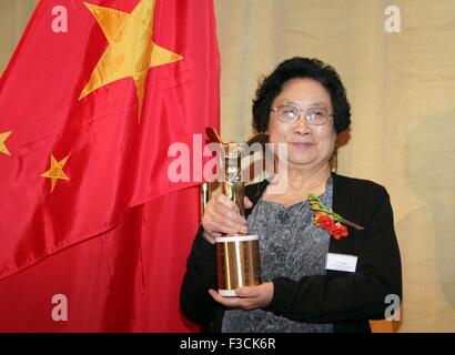 Pechino, Cina. 23 Sett 2011. File foto scattata il 7 settembre 23, 2011 mostra farmacologo cinese Tu Youyou in posa con il suo trofeo dopo aver vinto il Premio Lasker, una prestigiosa U.S. medical premio, in New York, Stati Uniti. Della Cina di Tu Youyou, irlandese-nato William Campbell e il Giappone Satoshi Omura congiuntamente ha vinto il 2015 Premio Nobel per la medicina e la fisiologia, il gruppo Nobel in Svezia il Karolinska Institute ha annunciato il Lunedi. Tu ha vinto la metà del premio per le sue scoperte riguardanti una nuova terapia contro la malaria. © Wang Chengyun/Xinhua/Alamy Live News Foto Stock