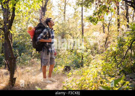 Ritratto di un maschio di escursionisti a piedi nella foresta Foto Stock